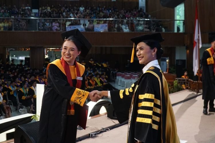 Rektor UKSW Prof. Dr. Intiyas Utami, S.E., M.Si., Ak., mewisuda 827 lulusan dalam acara Upacara Wisuda Periode I Tahun 2025 UKSW di Balairung Universitas (BU), Salatiga, Jawa Tengah, Kamis (23/1/2025).