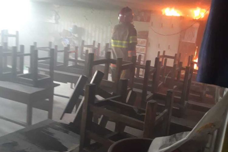 Damkarmat Kota Yogyakarta saat melakukan pemadaman di SD Bhayangkara, Rabu (10/7/2024)