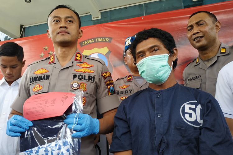 Hariyanto, tersangka begal payudara saat dihadirkan polisi dalam jumpa pers di Mapolres Kediri, Jawa Timur, Selasa (7/1/2020).