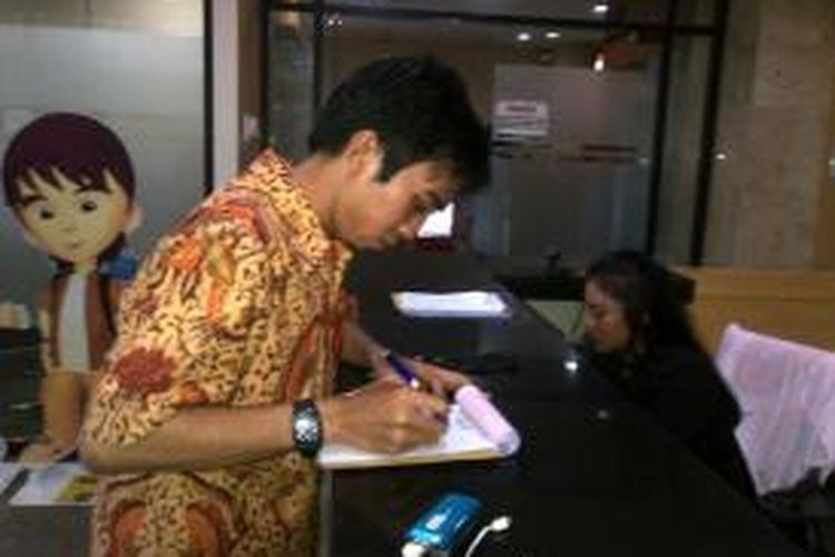 Koordinator Divisi Analisis dan Advokasi, Puskaki, Romidi, melaporkan dugaan gratifikasi hadiah 