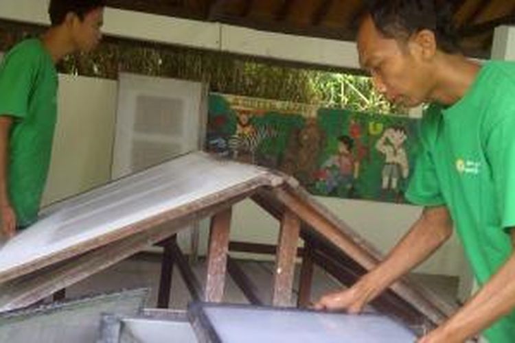 Proses pembuatan kertas dari kotoran gajah di Bali Safari & Marine Park, Gianyar, Bali, Jumat (19/12/2014).