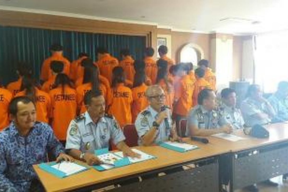 Pihak Imigrasi Kelas I Jakarta Utara saat melakukan conference press terkait penangkapan 25 Warga Negara Tiongkok yang diduga melakukan tindak kejahatan Cyber Crime pada Senin (30/11/2015)