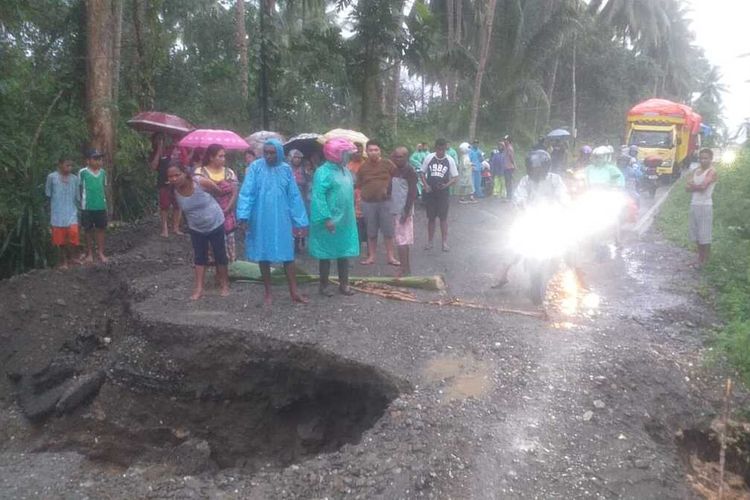 Jalan Lintas Seram di desa Nuruwe, kecamatan kairatu Barat, kabupaten Seram bagian Barat, Maluku ambles saat hujan deras mengguyur wilayah tersebut pada Rabu petang (24/8/2022)