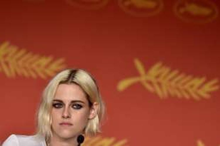 Aktris Kristen Stewart menghadiri konferensi pers film Cafe Society pada Festival Film Cannes 2016 di Cannes, Perancis, Rabu (11/5/2016). 