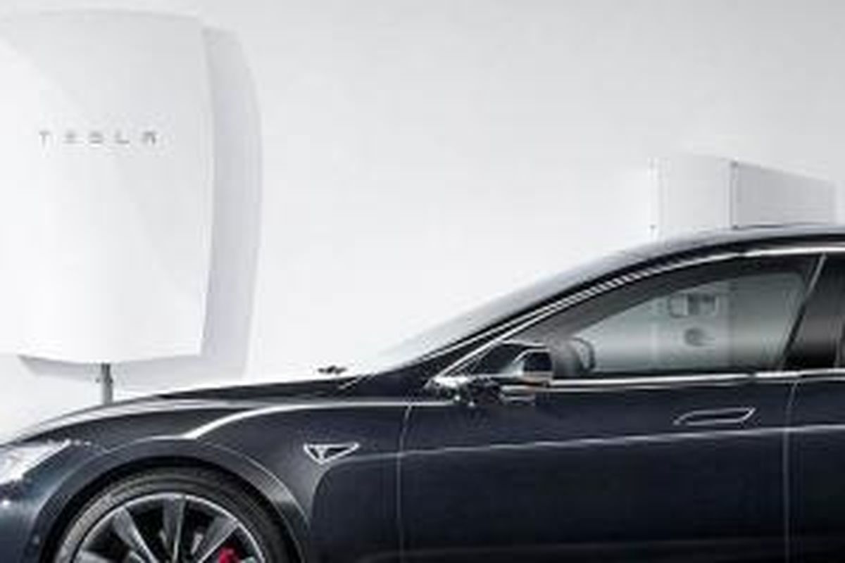 Baterai dinding dari Tesla punya kemampuan menyimpan dan mengeluarkan negara 7-10 kWh.