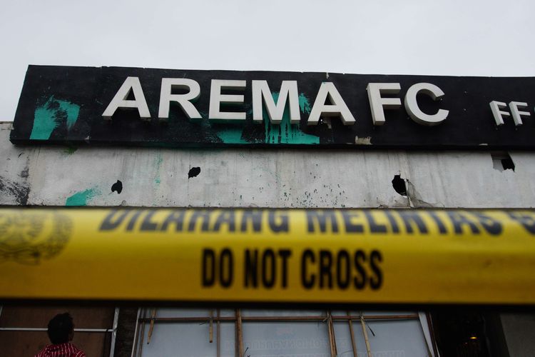 Kondisi Kantor Arema FC setelah diserang sekelompok pengunjuk rasa saat aksi lanjutan Arema Bersikap, Malang, Jawa Timur, Minggu (29/1/2023). Aksi yang berujung dengan perusakan Kantor Arema FC tersebut mengakibatkan sedikitnya tiga pegawai kantor Arema FC mengalami luka berat.