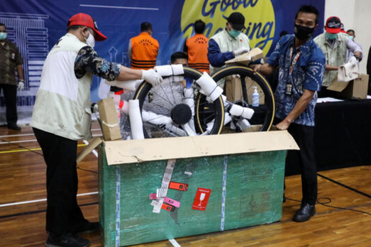 Sepeda road bike merek Specialized S-Works sebagai barang bukti ditunjukkan kepada wartawan saat penyampaian keterangan terkait kasus dugaan suap perizinan budidaya lobster tahun 2020 di Gedung KPK, Jakarta, Kamis (26/11/2020) dini hari.
