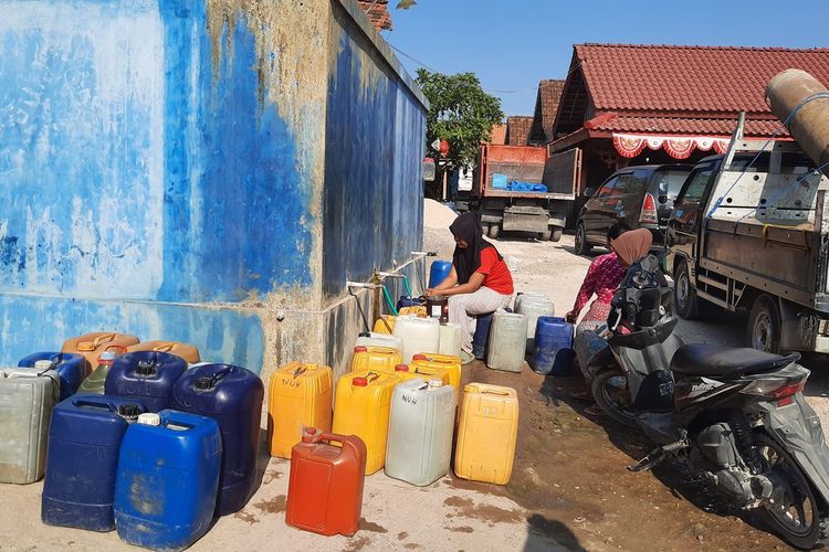 Sejumlah warga mengambil air di Sendang Duwur, Desa Jurangjero, Kecamatan Bogorejo, Kabupaten Blora, Jawa Tengah, Kamis (21/9/2023)
