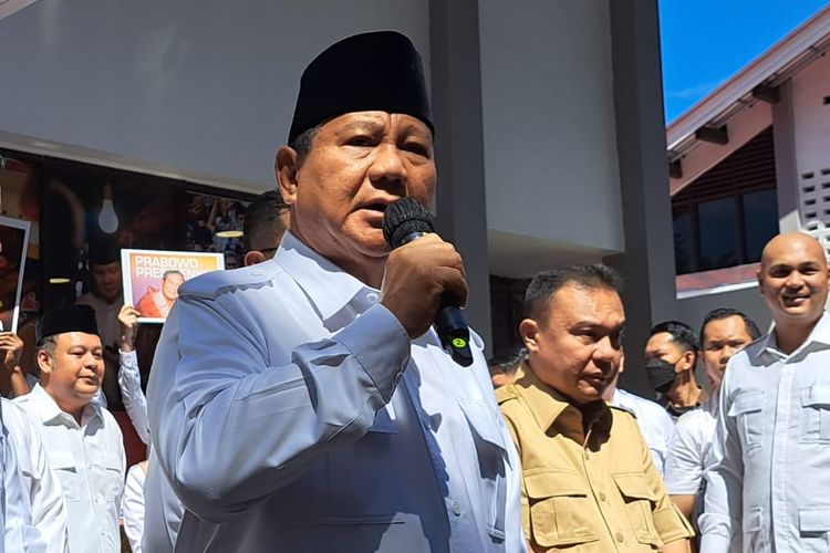 Ketua Umum Partai Gerindra Prabowo Subianto memberikan keterangan pers seusai meresmikan Kantor Badan Pemenangan Presiden Partai Gerindra di Jalan Letjen S Parman, Jakarta, Sabtu (7/1/2023). 