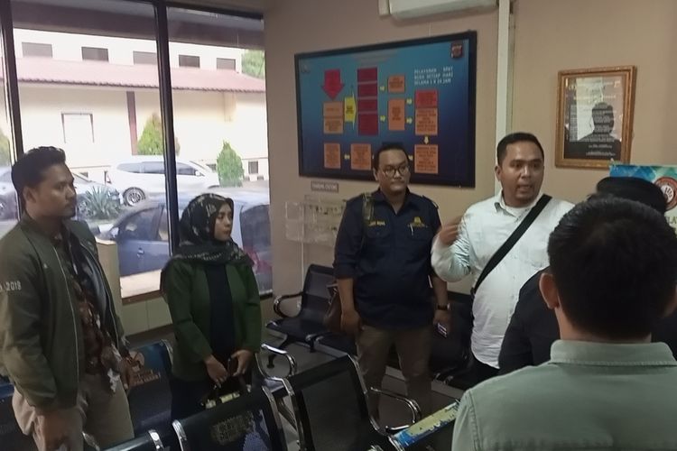 Ibu Siti Maulia (37) dan Ibu Dian (33), dua ibu dari bayi tertukar datang didampingi suami dan dan para kuasa hukumnya melaporkan RS Sentosa ke Unit Reskrim, Mapolres Bogor, Cibinong, Kabupaten Bogor, Jawa Barat, Jumat (1/9/2023)..