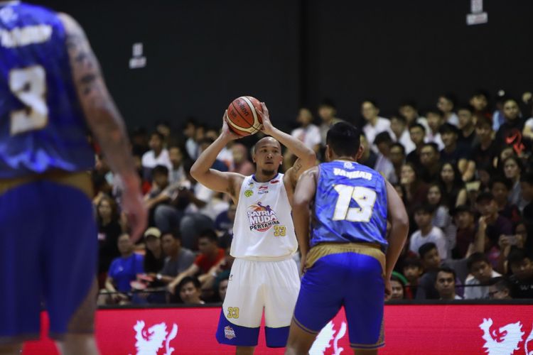 Kapten tim Satria Muda Pertamina Jakarta, Arki Dikania Wisnu, saat tampil pada laga play-off IBL Pertamax 2018-2019 di Batam.