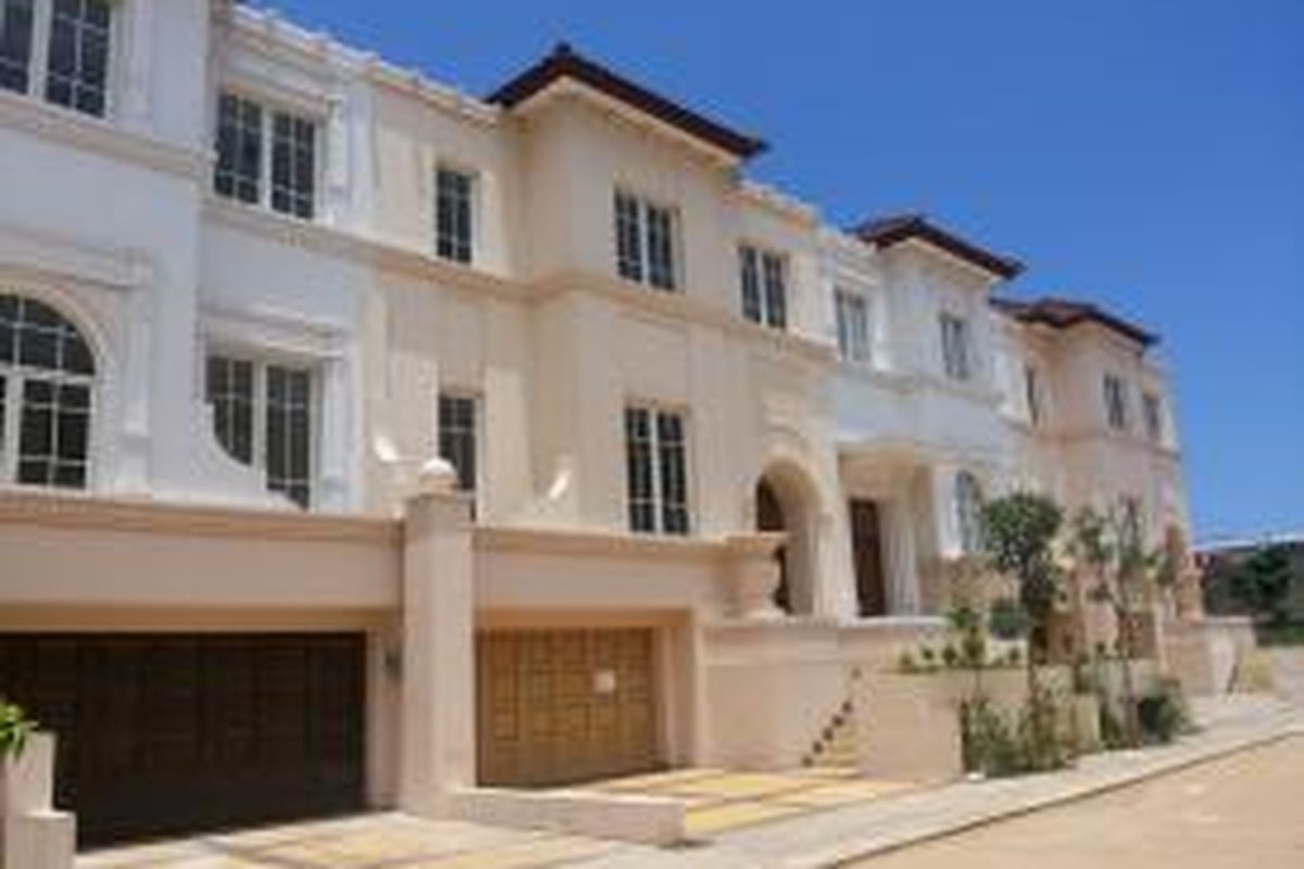 Sektor properti di Makassar, Sulawesi Selatan, terus menunjukkan geliat pertumbuhan. Tak hanya perumahan, hotel, pusat belanja dan apartemen mulai marak dikembangkan. Tampak dalam gambar, perumahan The Mutiara yang dibanderol dengan harga lebih dari Rp 3 miliar per unit.