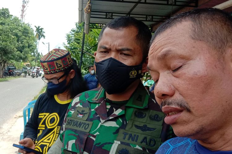 Dandim 0415/Jambi, Kolonel CZI Sriyanto dan orangtua  Pratu Tuppal di rumah duka