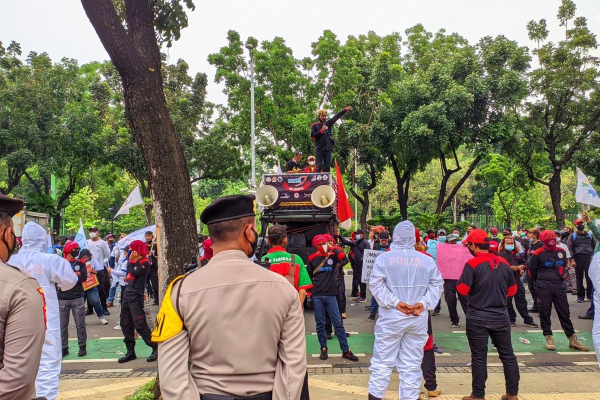 Aksi demonstrasi menuntut kenaikan upah minimum provinsi (UMP) DKI Jakarta di depan Balai Kota DKI Jakarta, Selasa (26/10/2021)