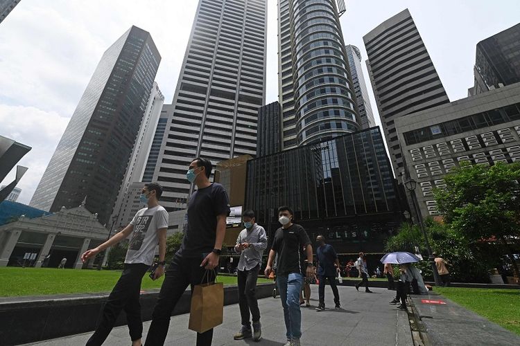 Karyawan perkantoran Singapura sedang menikmati jam makan siang mereka di Central Business District Raffles Place, 5 Agustus 2021 