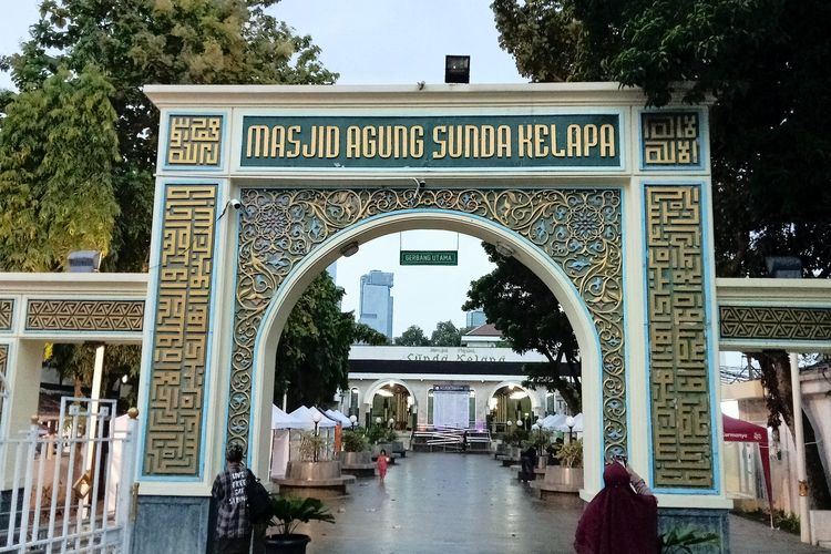 Gerbang depan Masjid Agung Sunda Kelepa.