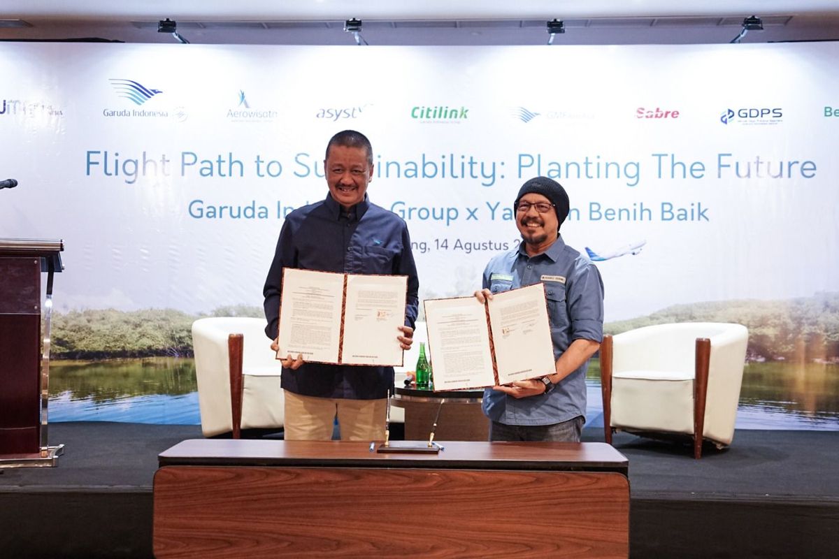 Penandatanganan kerja sama (PKS) antara Direktur Utama Garuda Indonesia Irfan Setiaputra dan Founder BenihBaik.com Andy Flores Noya, di kantor pusat Garuda Indonesia, pada Rabu (14/8/2024). 