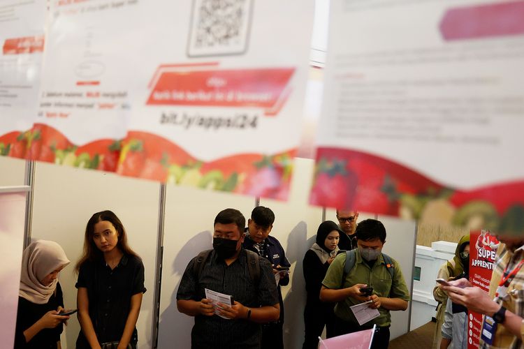 Peserta bursa kerja saat mereka mengunjungi setiap stan perusahaan yang membuka lowongan pada acara Undip Job Fair di Gedung Prof Sudarto, Universitas Diponegoro, Kota Semarang, Jawa Tengah, Kamis (8/8/2024). Para pelamar dengan berbagai latar belakang pendidikan dan keahlian berburu lowongan pekerjaaan yang mereka anggap sesuai dari pertimbangan perusahaan, posisi jabatan, hingga faktor gaji. Pada kondisi saat ini para pencari kerja harus bersaing ketat dengan tuntutan kompetensi tinggi di tengah situasi ekonomi yang sedang lesu hingga banyak perusahaan melakukan pemutusan hubungan kerja.  
