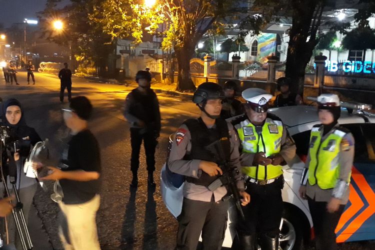 Jalan Akses UI di depan Mako Brimob Kelapa Dua, Depok, ditutup sementara, Rabu (9/5/2018).