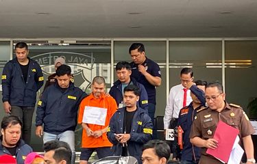 Kekasih artis peram Tamara Tyasmara melakukan rekonstruksi adegan kasus kematian anak sang artis di Mapolda Metro Jaya, Rabu (28/2/2024). 