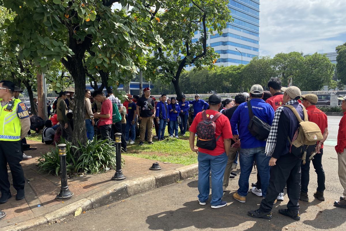 Massa Buruh Mulai Berdatangan ke Gedung DPR, Kenakan Atribut Biru-Merah  Sambil Bawa Spanduk