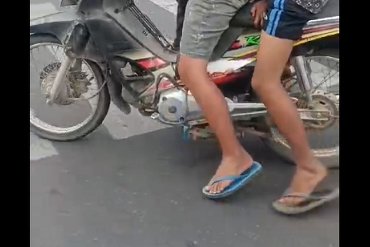 Tangkapan layar video viral bocah di Jombang, Jawa Timur, mengendarai motor tanpa helm, namun menangis saat dihentikan Polisi Lalu Lintas.