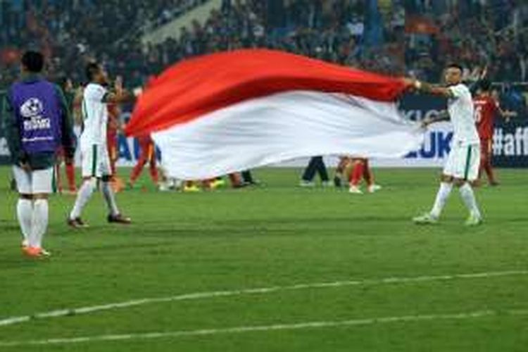 Zulham Zamrun dan Stefano Lilipaly mengibarkan Bendera Merah Putih usai Indonesia memastikan lolos ke semifinal di Stadion My Dinh, Hanoi, Rabu (7/12/2016) malam. Indonesia berhasil melangkah ke final Piala AFF 2016 dengan agregat 4-3. 