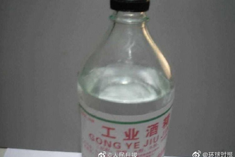 Inilah contoh alkohol untuk keperluan industri di China. Lima orang tamu di sebuah pesta pernikahan tewas setelah meminum wine yang mengandung alkohol industri.