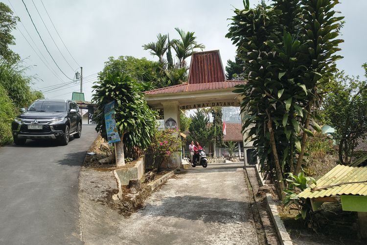 Guru SDN 3 Blumbang Karanganyar Iuran demi Seragam Siswa, Kini Belum Dapat Murid Baru