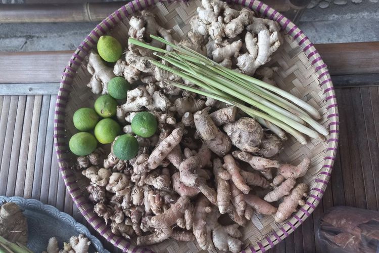 Rempah-rempah yang digunakan Prasasti Pratma Keswari (40) warga Kampung Sibak, Kelurahan Pengen Jurutengah, Kecamatan Purworejo Kabupaten Purworejo, Jawa Tengah untuk diolah jadi minumah segar.