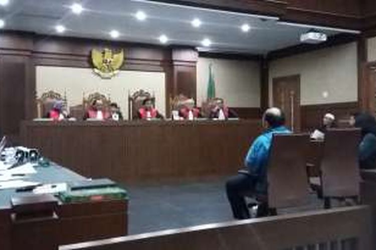 Dua pegawai Mahkamah Agung memberikan keterangan sebagai saksi dalam persidangan di Pengadilan Tipikor, Jakarta, Senin (16/5/2016).