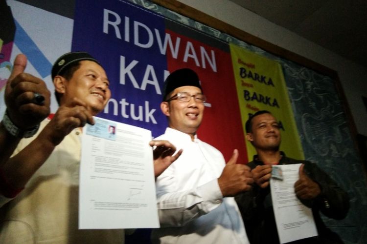 Calon Gubernur Jawa Barat Ridwan Kamil saat melantik relawan Baraya Ridwan Kamil (Barka) di Kabupaten Purwakarta, Jumat (7/4/2017) malam. 