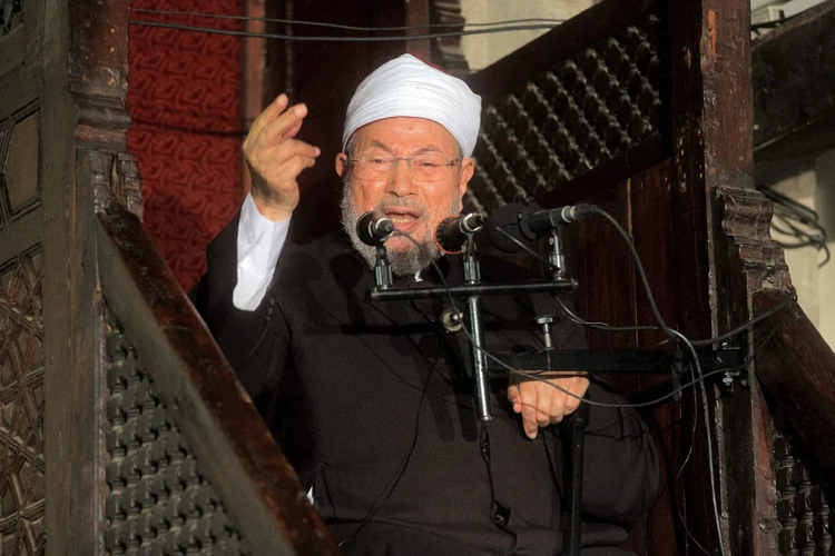 Dalam arsip foto ini, cendekiawan Muslim dan tokoh Ikhwanul Muslimin (IM) Mesir Sheikh Yusuf Qardhawi tengah berbicara kepada umat Islam di masjid Al-Azhar dalam shalat Jumat di Kairo, Mesir, pada 16 November 2012. Qardhawi meninggal pada Senin (26/9/2022) di Qatar, di usia 96 tahun. Pemakaman akan digelar di Qatar pada Selasa (27/9/2022). 