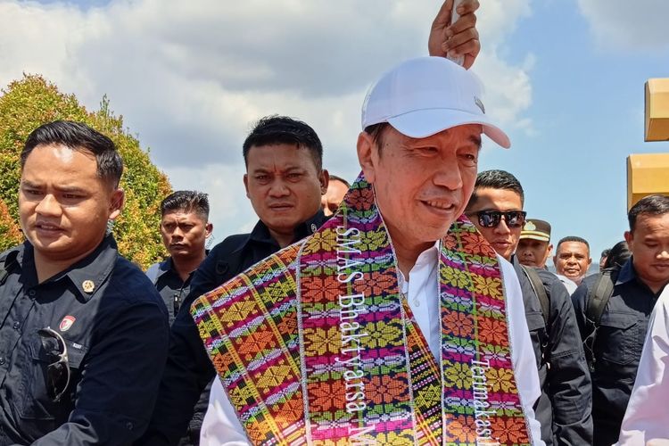 Sambut Jokowi di Bandara, Warga Sikka: Akhirnya Bisa Ketemu Lagi