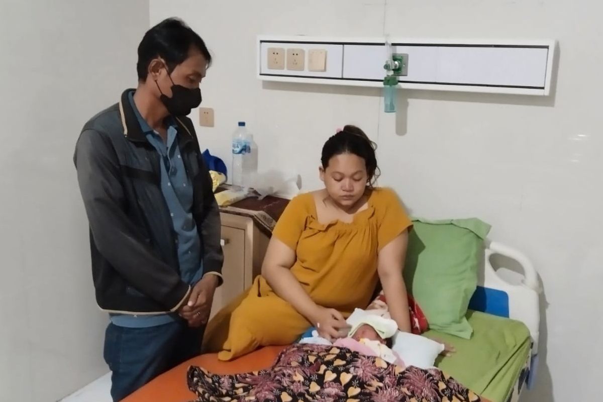 Febri (kiri) akhirnya bisa membawa pulang anak dan isterinya dari rumah sakit, Senin (3/2/2025) setelah dibantu Komunitas Tolong Menolong.