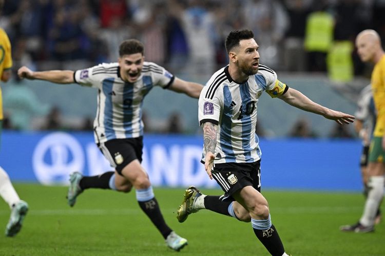 Kapten timnas Argentina Lionel Messi merayakan golnya ke gawang Australia pada laga babak 16 besar Piala Dunia 2022 di Stadion Ahmad bin Ali, Al Rayyan, Qatar, Minggu (4/12/2022) dini hari WIB. Terkini, Argentina dijadwalkan menghadapi Indonesia pada 19 Juni 2023.