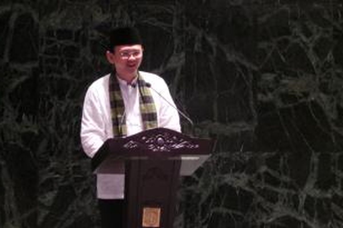 Gubernur DKI Jakarta Basuki Tjahaja Purnama saat menyerahkan Daftar Isian Pelaksanaan Anggaran (DIPA) 2016, di Balai Kota, Kamis (17/12/2015).
