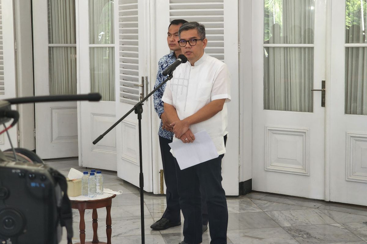Kakak kandung Ridwan Kamil, Erwin Muniruzaman saat memberikan keterangan pers di Gedung Pakuan, Kota Bandung, Jawa Barat, Jumat (3/6/20222).