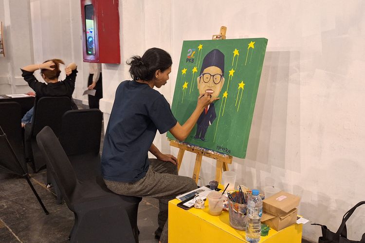 Seorang seniman tengah melukis karikatur Cak Imin secara live, menegaskan Kolakarya menjadi ruang ekspresi bebas tanpa sensor.  