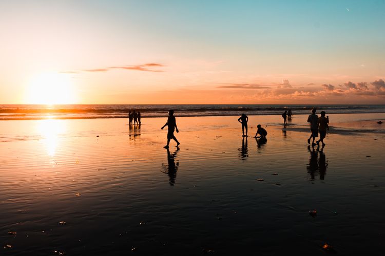 Suasana pantai Kuta, salah satu pantai populer di Bali.