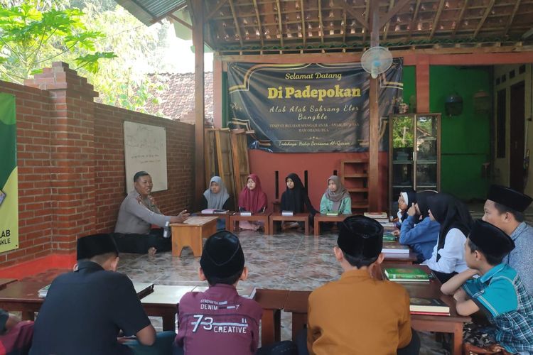 Seorang anggota Polres Blora mendirikan padepokan mengaji di Kelurahan Bangkle, Kecamatan Blora, Kabupaten Blora, Jawa Tengah, Kamis (9/6/2022)