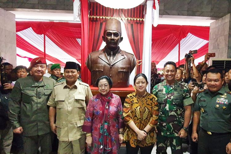 Ketua DPR Puan Maharani mendampingi mantan Presiden Ke-5 Republik Indonesia Megawati Soekarnoputri dalam peresmian Patung Bung Karno di kompleks Akademi Militer Magelang, Jawa Tengah, Jumat (7/2/2020).