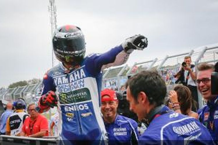 Pebalap Movistar Yamaha asal Spanyol, Jorge Lorenzo, merayakan kemenangannya pada GP Australia di Sirkuit Phillip Island, Minggu (20/10/2013).