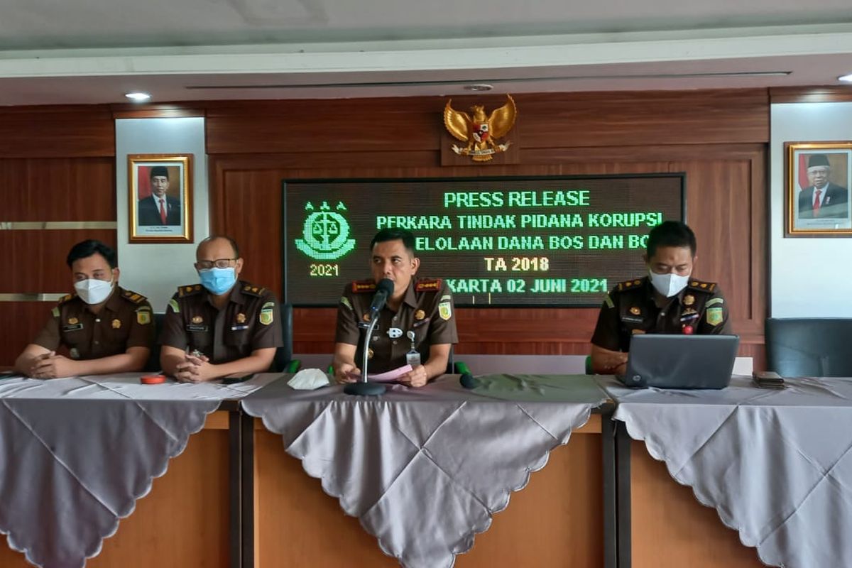 Kepala Kejaksaan Negeri Jakarta Barat (Kajari Jakbar) Dwi Agus Arfianto (tengah) dalam konferensi pers di Kejari Jakarta Barat, Rabu (2/6/2021).