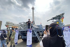 'Senang Banyak Kendaraan Tempur' Anak-anak Naik Tank di TNI Fair 2026