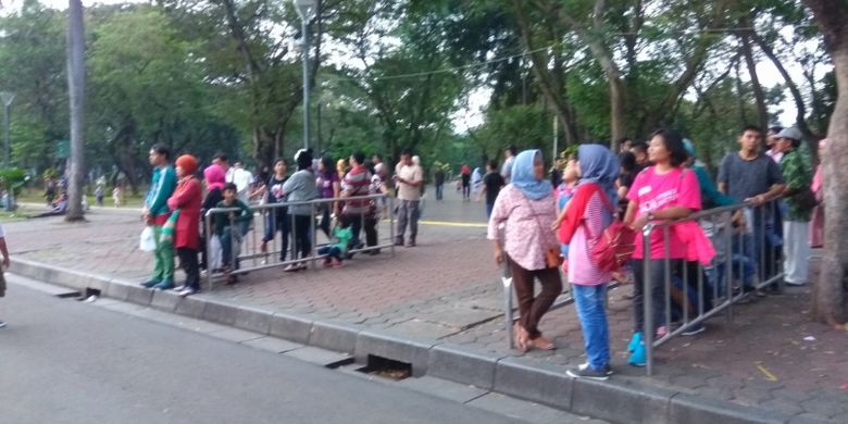 Antrean kereta wisata di Monas pada Lebaran hari pertama, Jumat (15/6/2018).