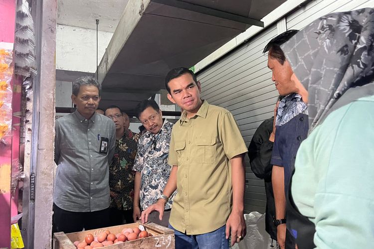 Direktur Stabilisasi Pasokan dan Harga Pangan Bapanas, Maino Dwi Hartono (baju kemeja krem) saat meninjau Kios Pangan di Pasar Dinoyo, Kota Malang pada Sabtu (8/6/2024). 