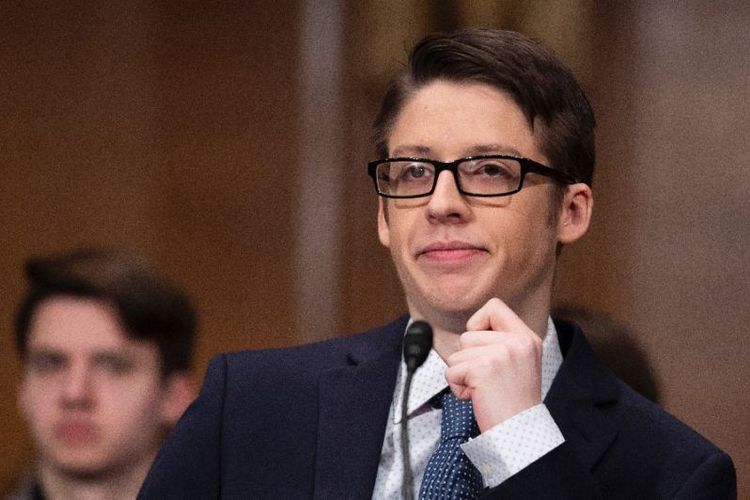 Ethan Lindenberger, seorang murid SMA di Ohio, memberikan kesaksian di hadapan para senator AS, Selasa (5/3/2019). (AFP/JIM WATSON)