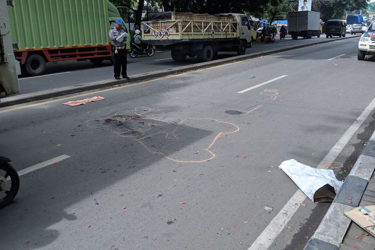 TKP kecelakaan lalu lintas menewaskan penumpang ojol di Jalan Daan Mogot kilometer 22 Kota Tangerang, Senin (13/1/2020).