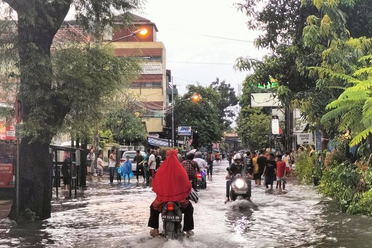 Ruas Jalan di Kota Solo, Jawa Tengah yang tergenang air hujan yang mengguyur sekitar dua jam, Minggu (8/5/2022)
